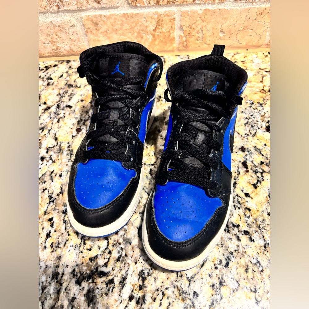 Boys Air Jordan 1 Mid Sneakers Size 2
